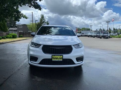 Used 2023 Chrysler Pacifica Touring-L w/ S Appearance Package AWD/4WD image 10