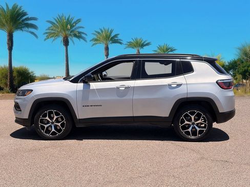 Used 2025 Jeep Compass Limited AWD/4WD image 2