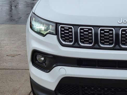 Used 2025 Jeep Compass Limited AWD/4WD image 9