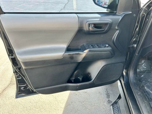 Used 2018 Toyota Tacoma SR image 9