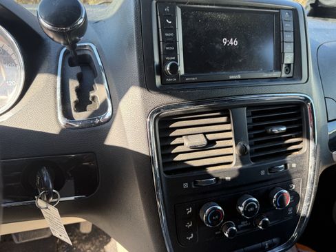 Used 2018 Dodge Grand Caravan SXT image 13