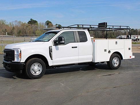 Used 2024 Ford F250 XL image 3