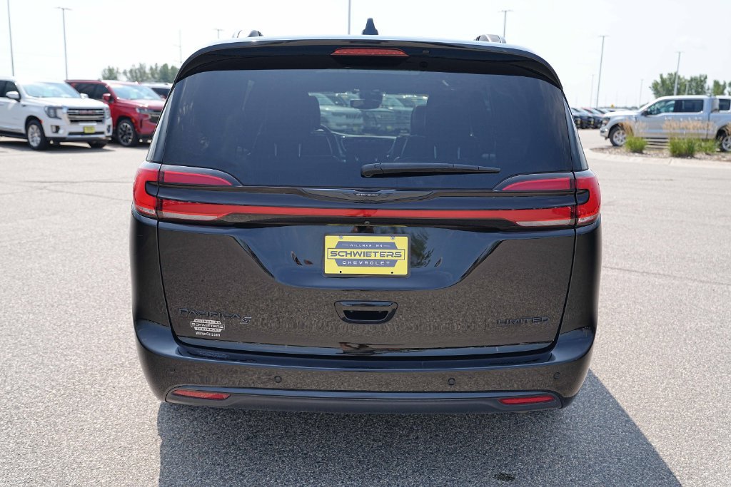 Used 2025 Chrysler Pacifica Limited FWD image 8