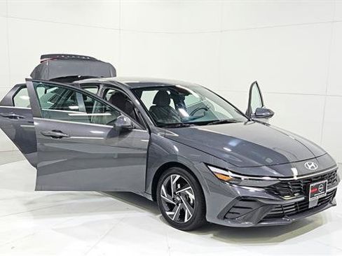 Used 2025 Hyundai Elantra SEL FWD image 29