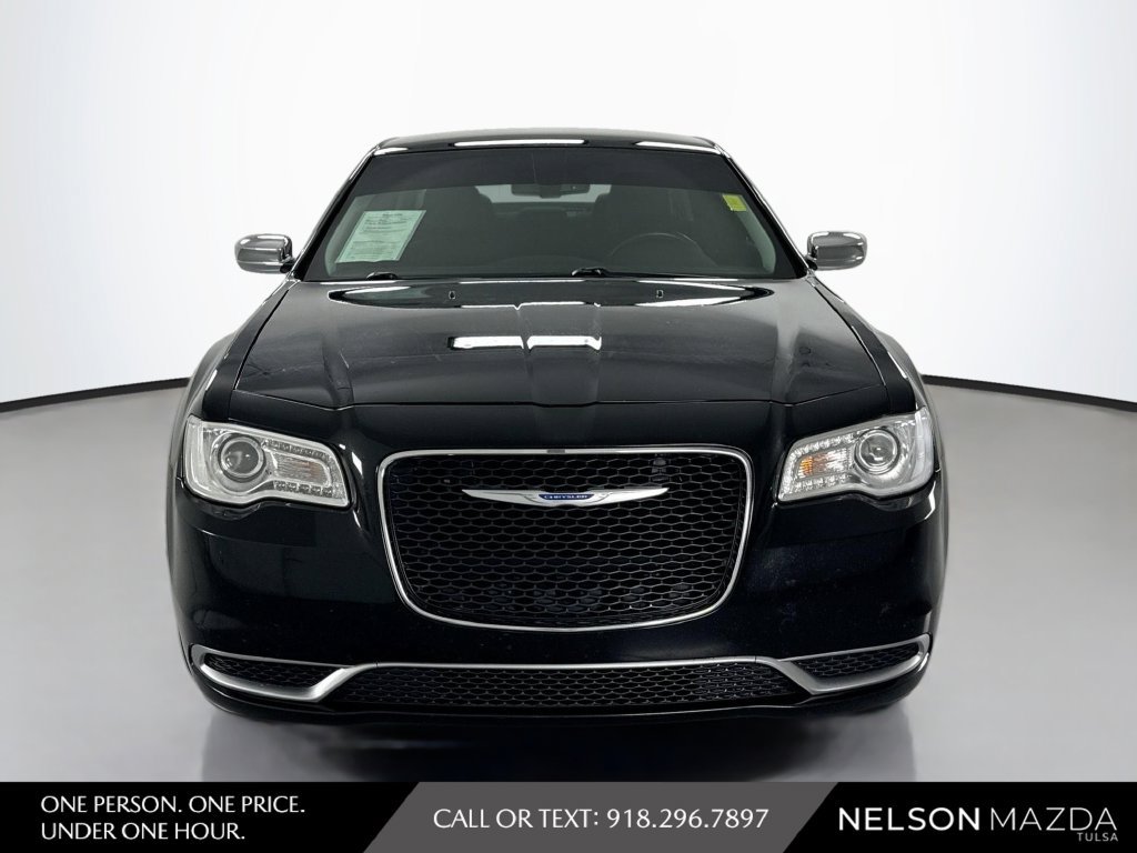Used 2019 Chrysler 300 Touring w/ Chrome Appearance Package RWD image 2