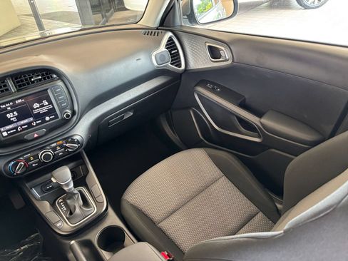 Used 2025 Kia Soul LX w/ LX Technology Package FWD image 32