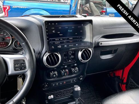 Used 2015 Jeep Wrangler Unlimited Rubicon AWD/4WD image 9