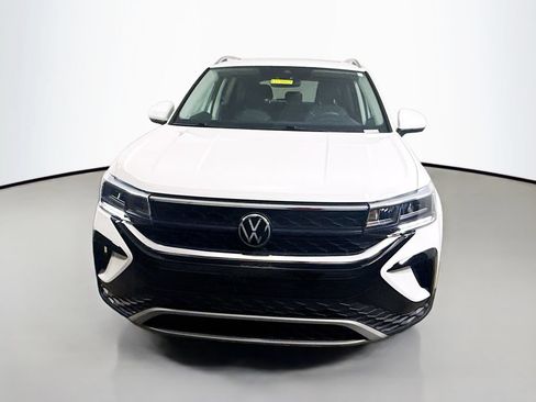 Used 2024 Volkswagen Taos SE w/ Panoramic Sunroof Package AWD/4WD image 2