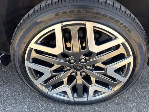 Certified 2025 Ford Expedition Platinum w/ Platinum Ultimate Package AWD/4WD image 11
