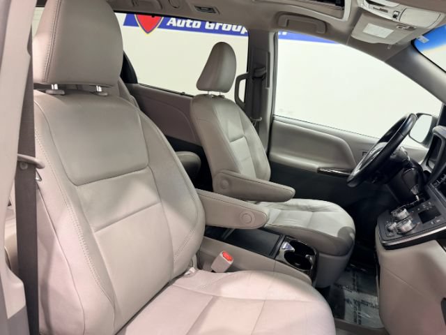 Used 2017 Toyota Sienna XLE w/ XLE Navigation Package FWD image 44