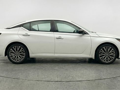 Used 2025 Nissan Altima 2.5 SV FWD image 11