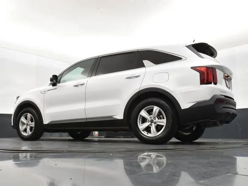 Used 2023 Kia Sorento LX image 12