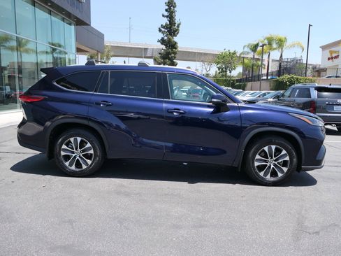 Used 2022 Toyota Highlander XLE FWD image 2