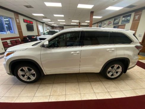 Used 2016 Toyota Highlander Limited AWD/4WD image 2