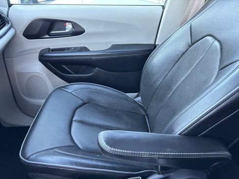 Used 2020 Chrysler Pacifica Limited image 12