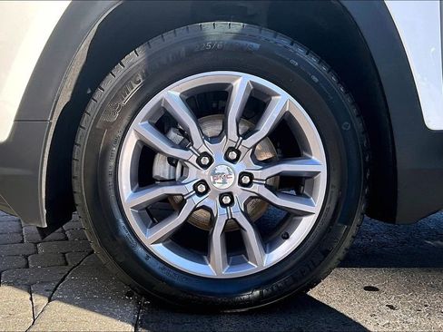 Used 2024 GMC Terrain SLT image 33