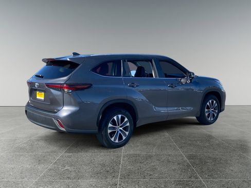 Used 2024 Toyota Highlander XLE image 5