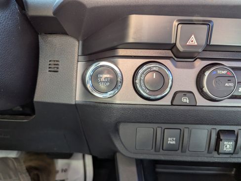 Used 2021 Toyota Tacoma TRD Off-Road AWD/4WD image 19