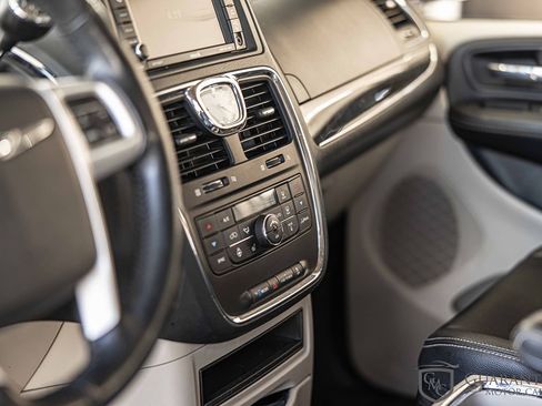 Used 2016 Chrysler Town & Country Touring w/ Driver Convenience Group image 20