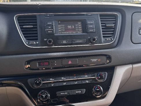 Used 2016 Kia Sedona LX w/ Option Group 020 FWD image 18