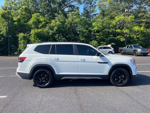Used 2025 Volkswagen Atlas Peak Edition SE AWD/4WD image 21