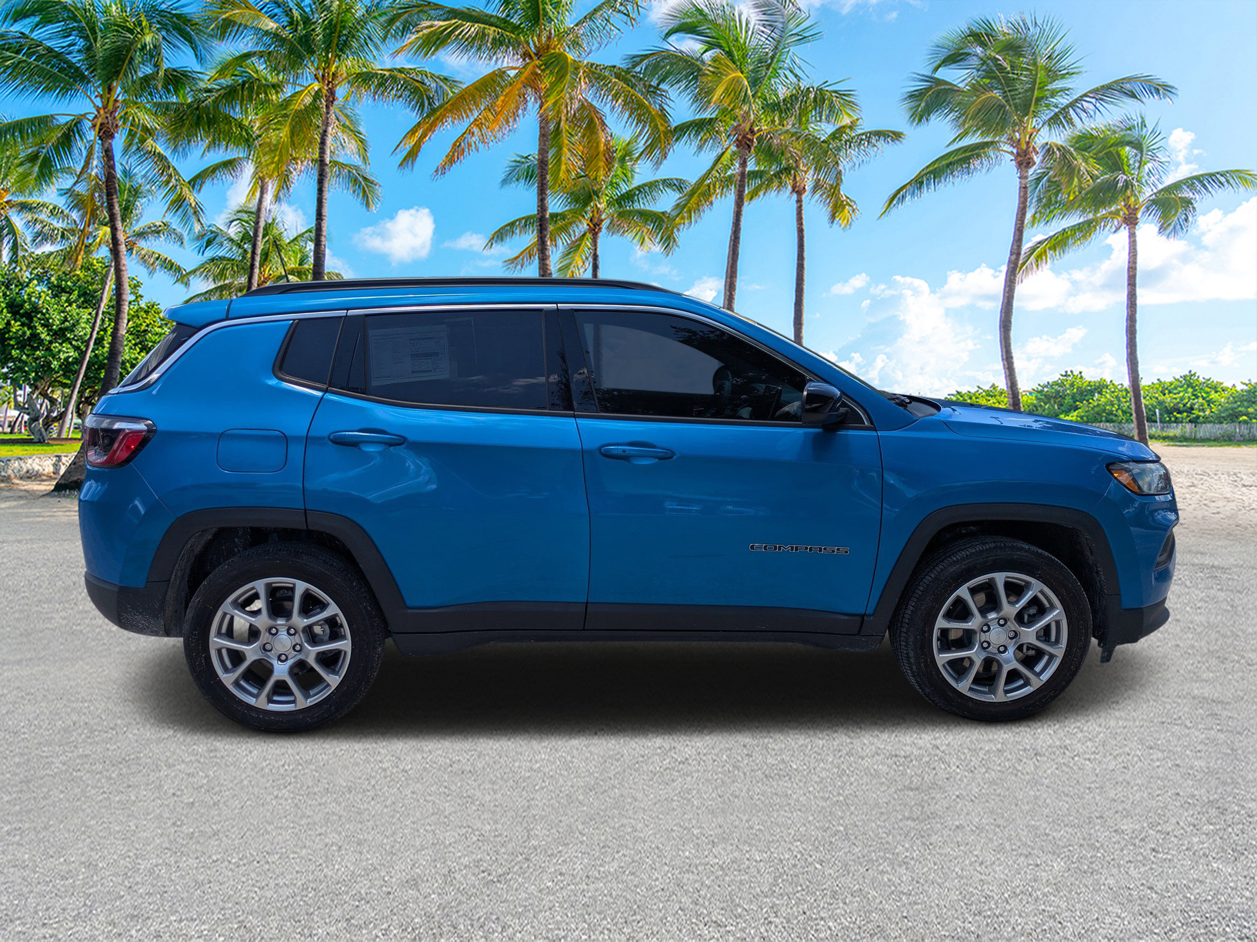 Used 2024 Jeep Compass Latitude AWD/4WD image 2