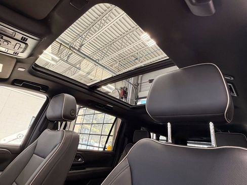 Used 2023 GMC Yukon XL SLT w/ SLT Premium Package image 25