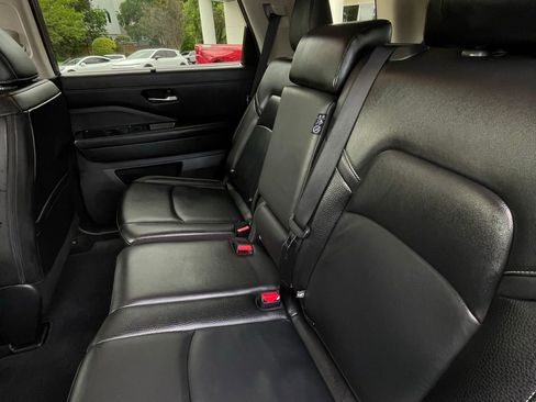 Used 2025 Nissan Pathfinder SL FWD image 24