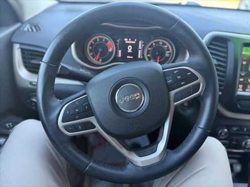 Certified 2017 Jeep Cherokee Latitude w/ Comfort/Convenience Group image 16