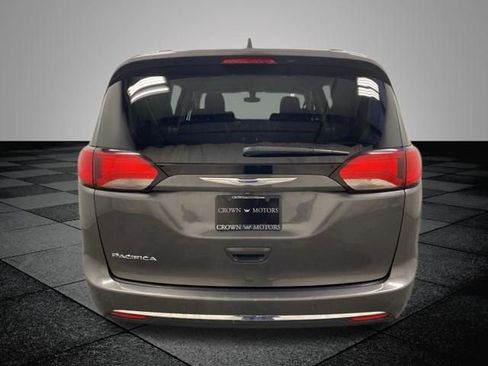 Used 2020 Chrysler Pacifica Touring-L image 6