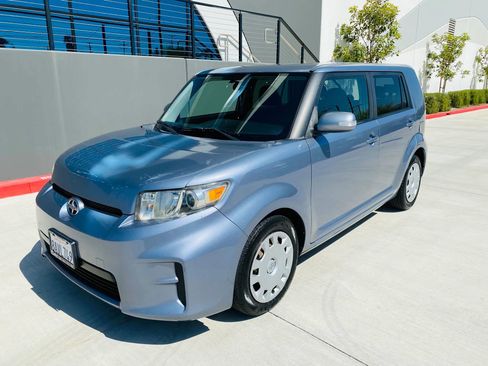 Used 2012 Scion xB FWD image 1