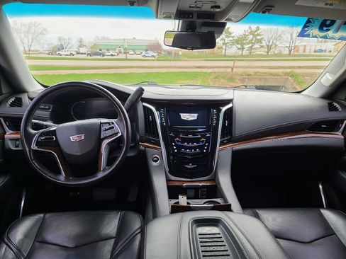 Used 2019 Cadillac Escalade Luxury AWD/4WD image 8