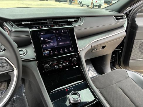 Used 2023 Jeep Grand Cherokee L Laredo image 15