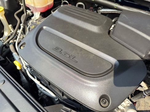 Used 2023 Chrysler Pacifica Touring-L FWD image 89