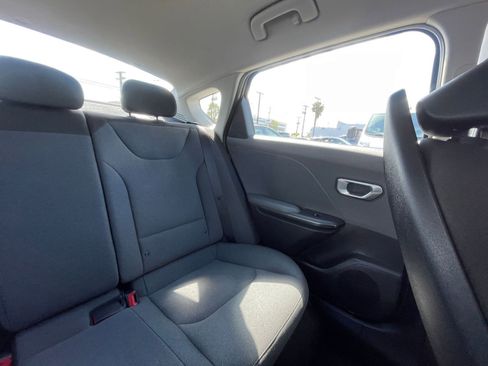 Used 2025 Kia K4 LXS image 40