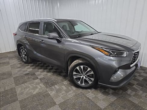 Used 2023 Toyota Highlander XLE AWD/4WD image 7