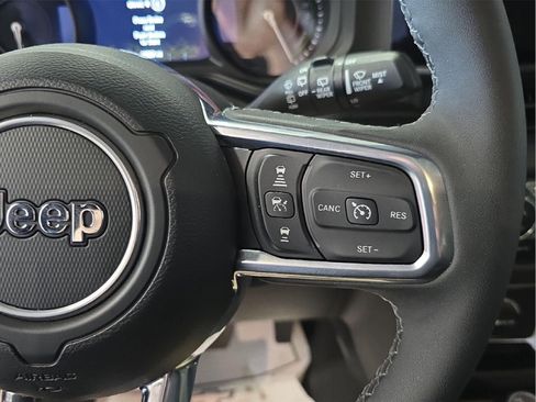 Used 2025 Jeep Wrangler Unlimited Sahara AWD/4WD image 13