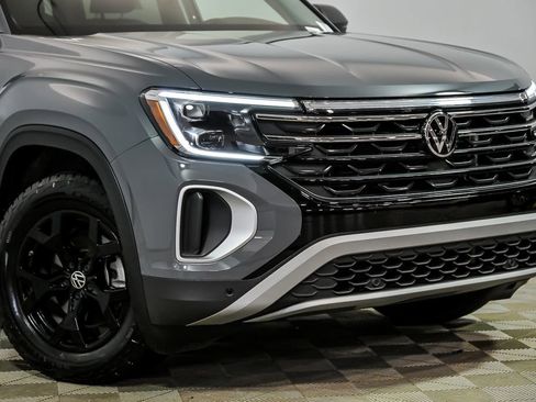 Used 2025 Volkswagen Atlas Peak Edition SE image 2