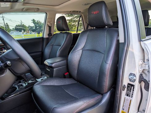 Used 2020 Toyota 4Runner Venture w/ Moonroof Package AWD/4WD image 14