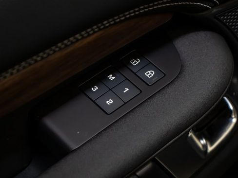 Certified 2025 Land Rover Discovery Dynamic SE image 15