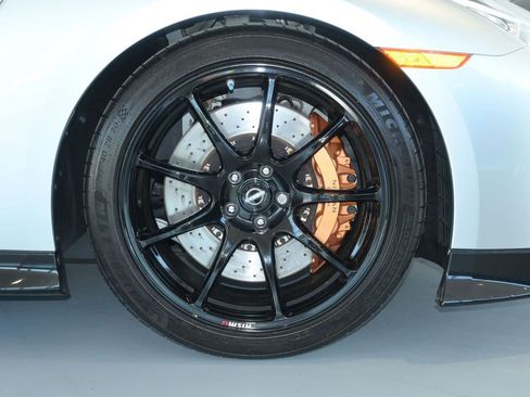 Used 2023 Nissan GT-R Premium w/ Floor Mat Package AWD/4WD image 17