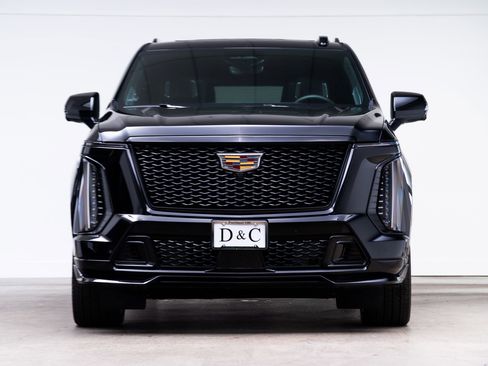 Used 2025 Cadillac Escalade ESV V AWD/4WD image 2