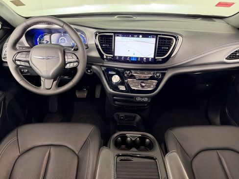 Used 2024 Chrysler Pacifica Limited FWD image 13
