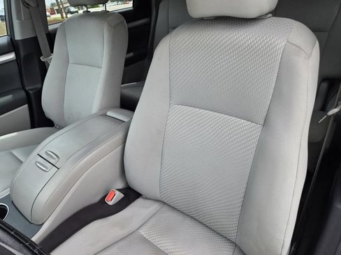 Used 2019 Toyota Highlander LE FWD image 16