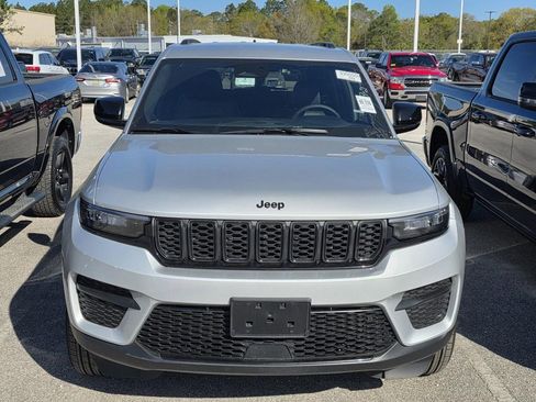 Used 2025 Jeep Grand Cherokee Altitude image 2