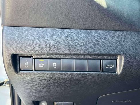 Used 2021 Toyota Venza LE AWD/4WD image 26