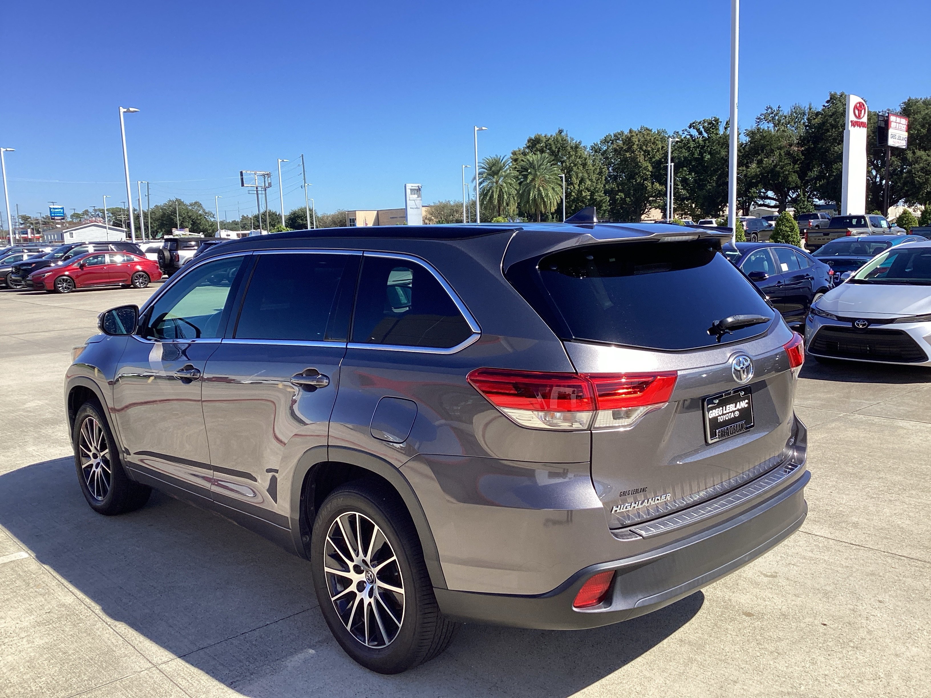 Used 2017 Toyota Highlander SE FWD image 4