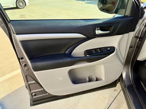 Used 2015 Toyota Highlander XLE image 12