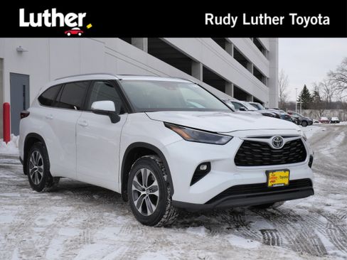 Certified 2024 Toyota Highlander XLE image 1