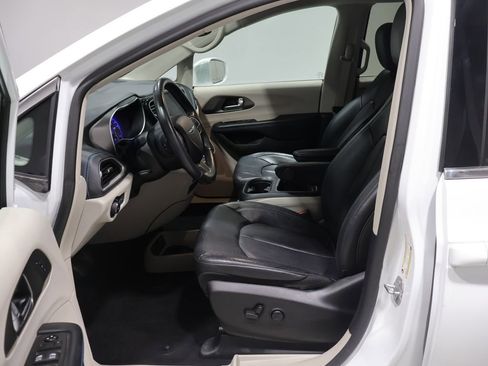 Used 2021 Chrysler Pacifica Touring-L w/ Uconnect Theater Family Group FWD image 11